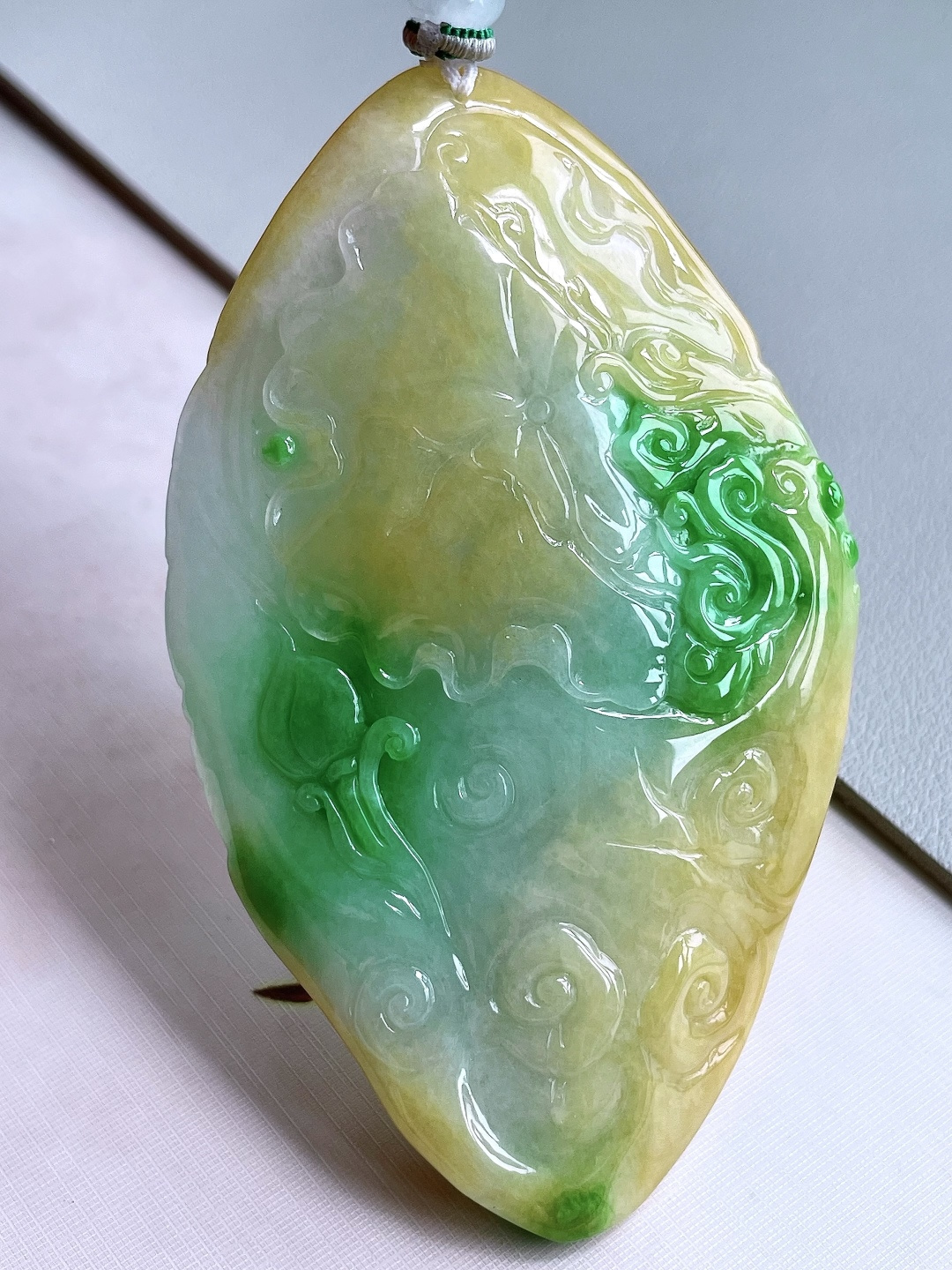 裸石高冰黄加绿御凤大观音牌吊坠,说明缅料无裂性比高厚装,尺寸81.5-49-9.7,重量59.4克