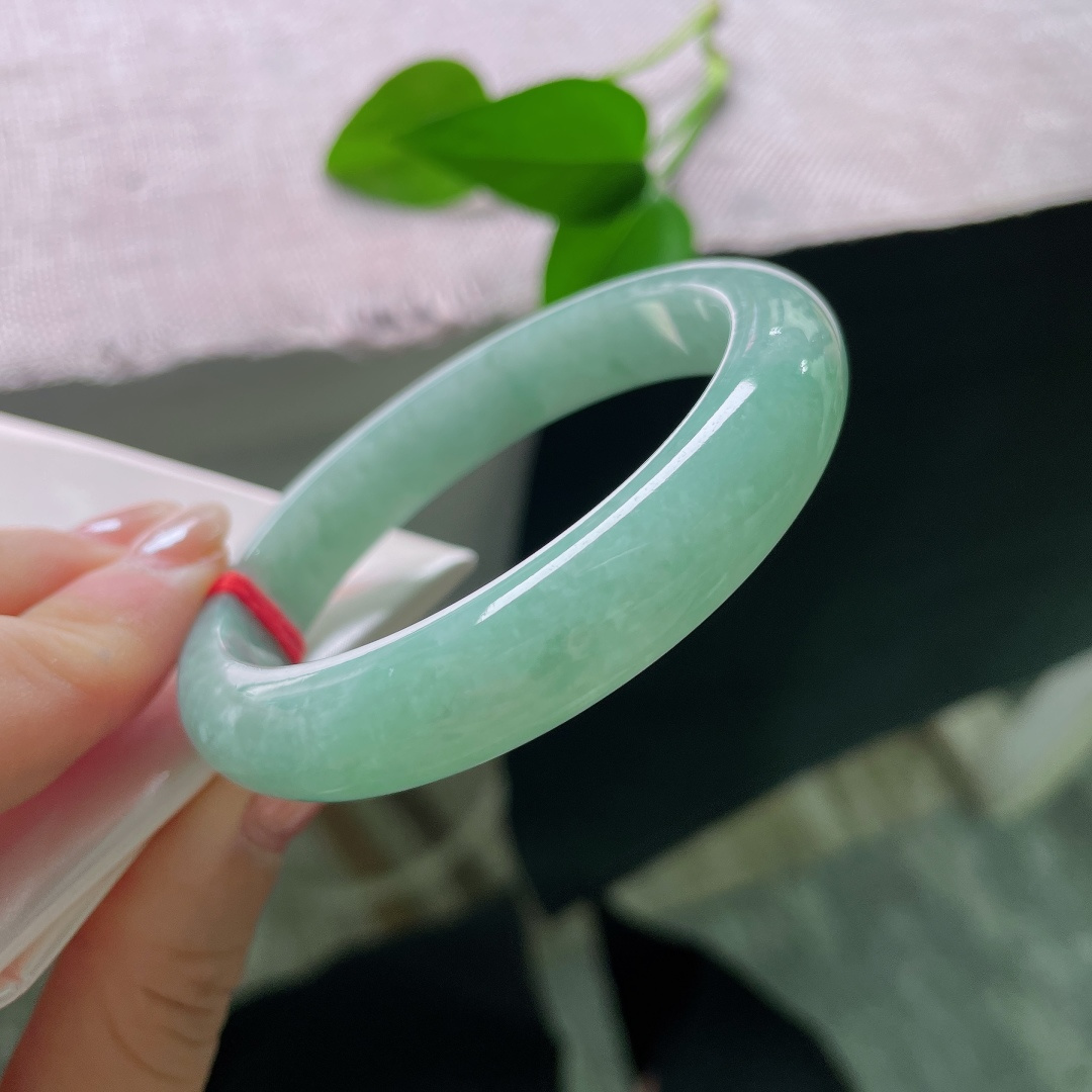 绿底正圈，一点皮纹，冰润湖绿平安镯，整圈是清透柔和的湖水绿调，色调均匀温润，满眼清爽舒适。ss57925a