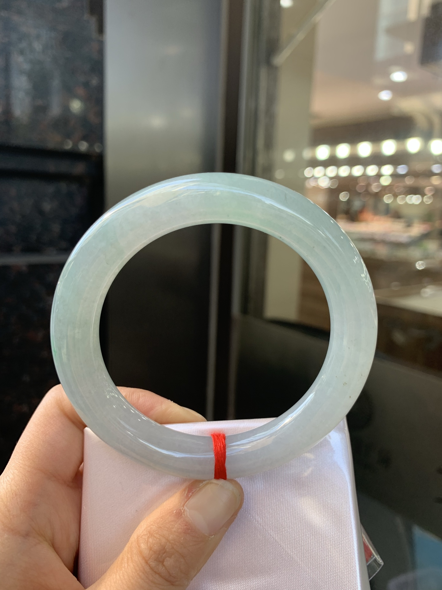 冰油圆条，打灯两处细纹，玉质冰润，油青底飘一小朵绿花，点睛之笔，彰显韵味