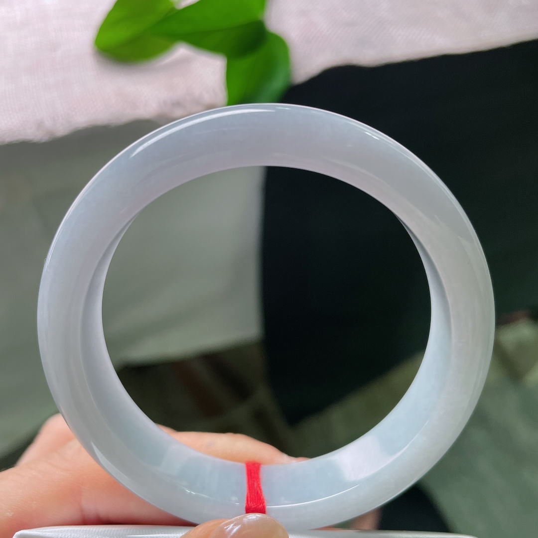飘花正圈，一点晶体，淡底洒黄翡平安镯，底子清润素雅浅白柔润，一处暖褐黄翡落于镯身，点睛出彩。ss57902a