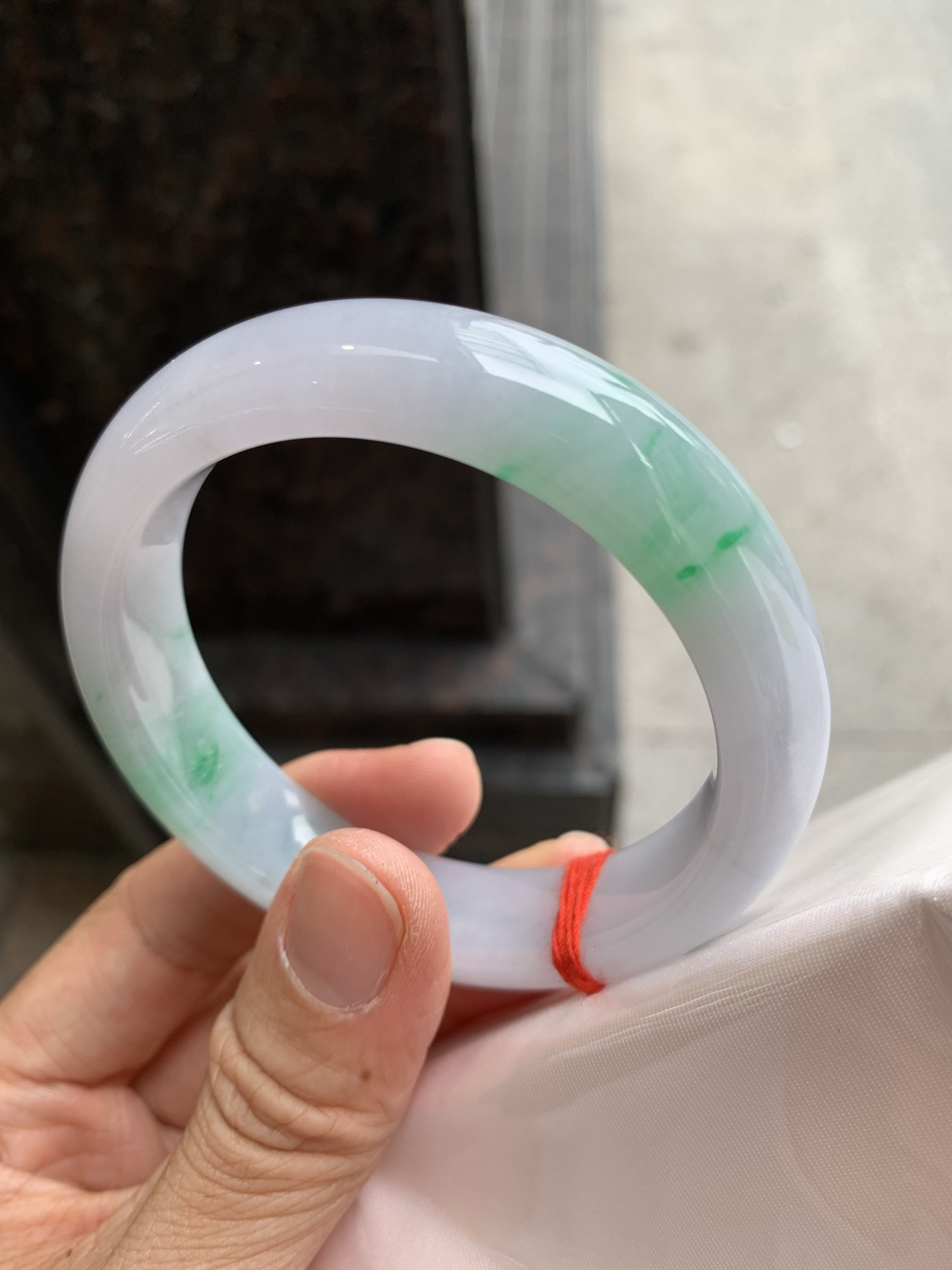 正圈飘绿，无裂，细腻