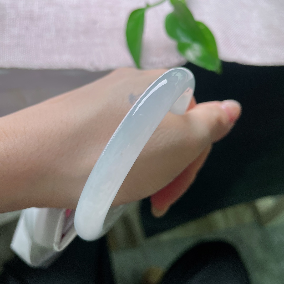 白月耀圆条，一点晶体，月光落在玉面之上，晕出淡淡的莹光，清雅脱俗，不张扬炫耀，于无声处散发美感，是低调却耐得住反复品味的美好。ss58230a