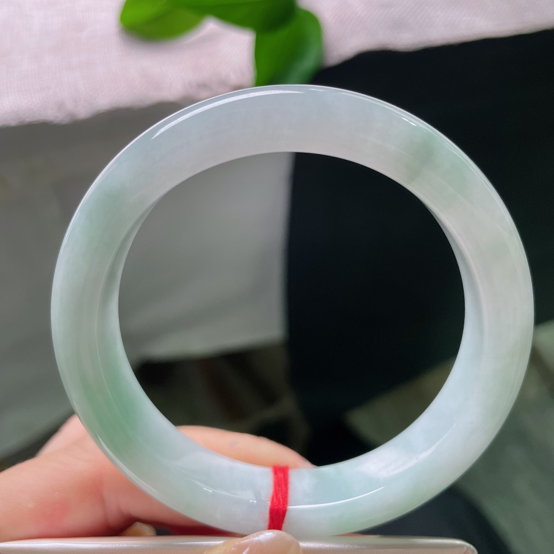 绿底正圈，皮纹，玉质通透细腻，干净素雅，清浅柔和的色调，衬得手腕清爽雅致，简约百搭。ss57966a