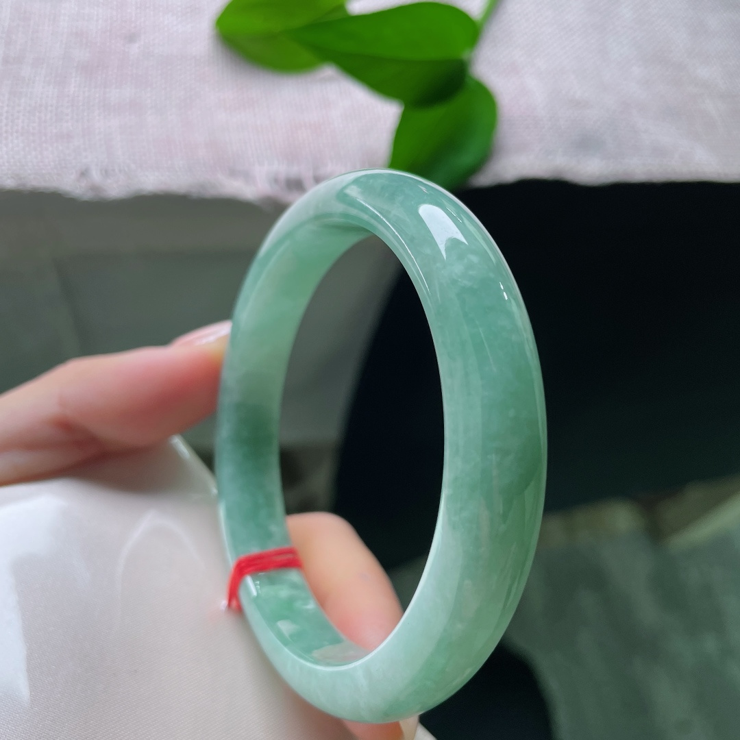 绿底正圈，皮纹，满圈绿意柔和饱满，玉质细腻色调清新温润，上手沉稳大方，ss57920a