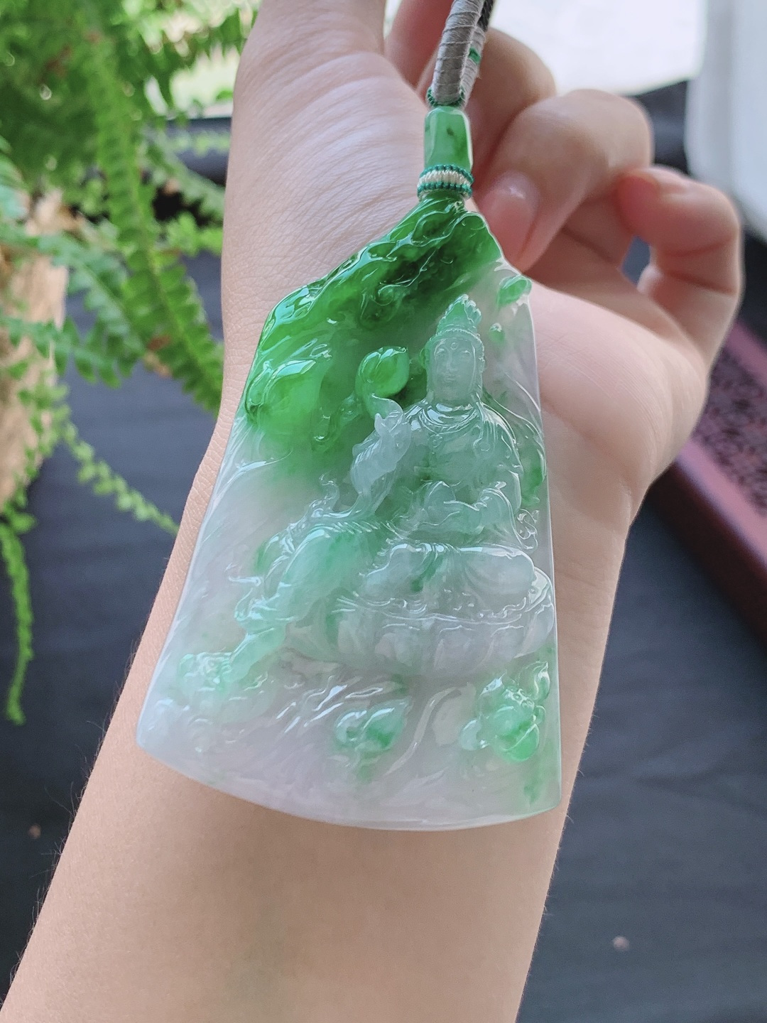 裸石冰飘辣绿大势至持莲观音牌吊坠，性比高，飘绿，飘花，超厚，尺寸73.5-47.2-10.2，重量5