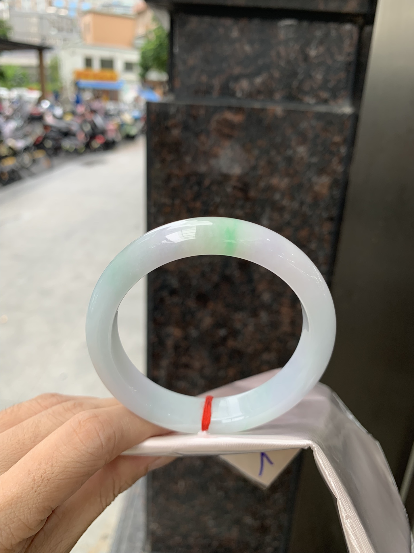 春彩正圈,0921-X750,打灯棉线，底妆干净细腻，阳绿花色碰上梦幻般的春，像是融化了的春天，所有的美好交织在一起，让人心生宁静而淡淡的欢喜