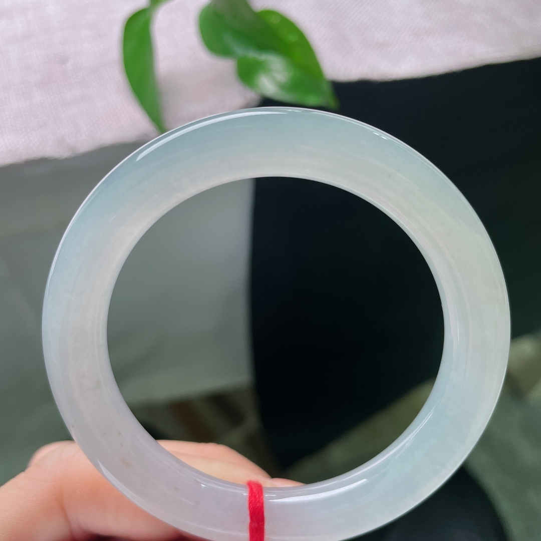 冰种圆条，无裂，洒金如秋花漫开，不见浓艳，只见细碎温柔的花开景致，佩戴于手，静享秋日安然。ss58232a