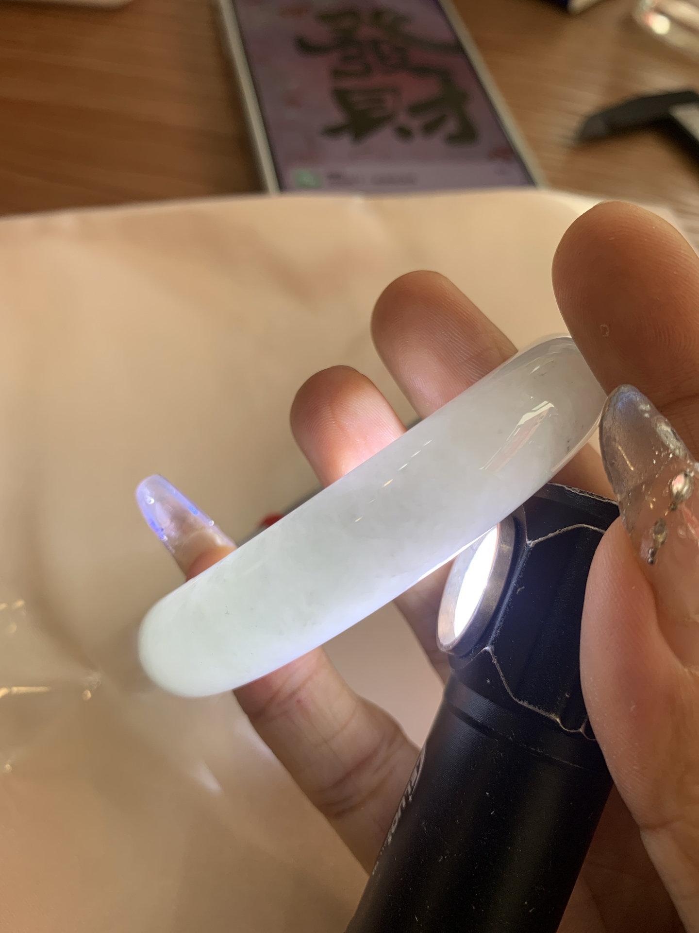 淡果绿乌鸡正圈, 打灯棉线，底妆水润细腻，淡淡果绿为底，乌鸡花为韵，晕染出独一份的诗意浪漫。