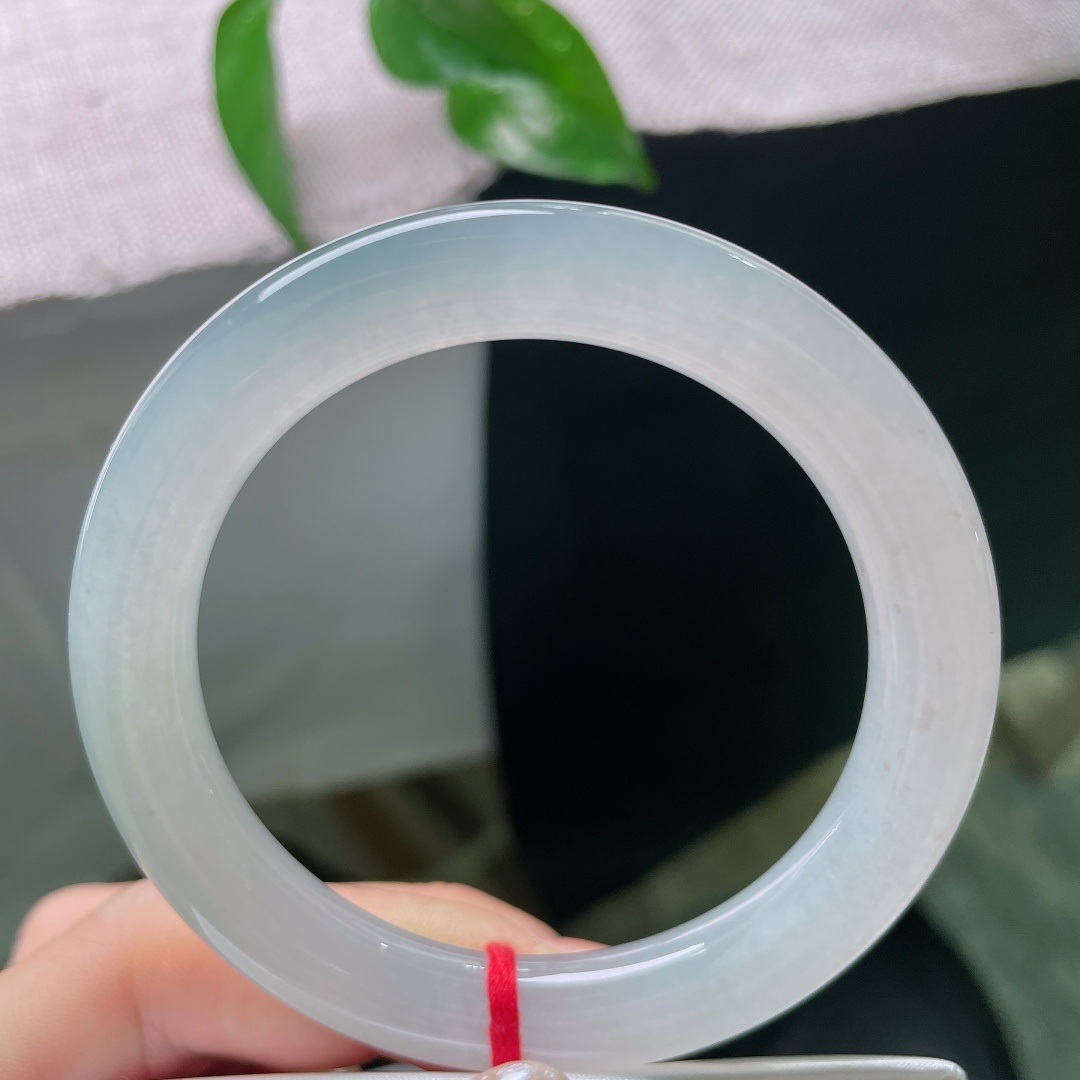 冰种圆条，无裂，洒金如秋花漫开，不见浓艳，只见细碎温柔的花开景致，佩戴于手，静享秋日安然。ss582