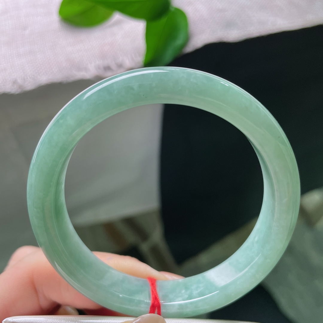 绿底正圈，色调清爽均匀，玉质细腻，满圈柔和绿意，自带山林清泉般的清新感，日常佩戴温婉耐看。ss57921a