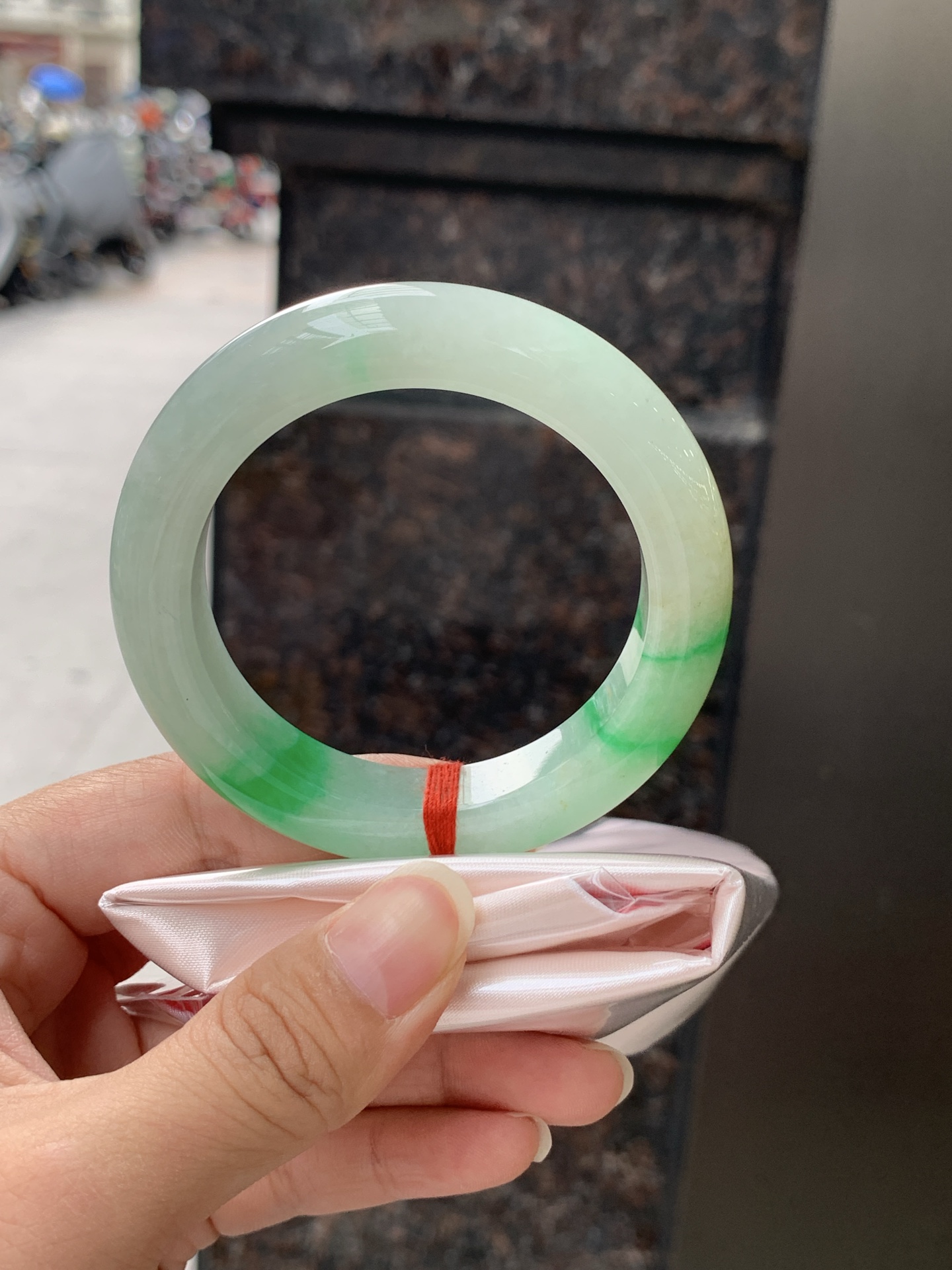 飘阳绿正圈, 打灯细纹，飘阳绿花，鲜艳得像新冒头的嫩芽，灵动清新，即柔和又充满生机。