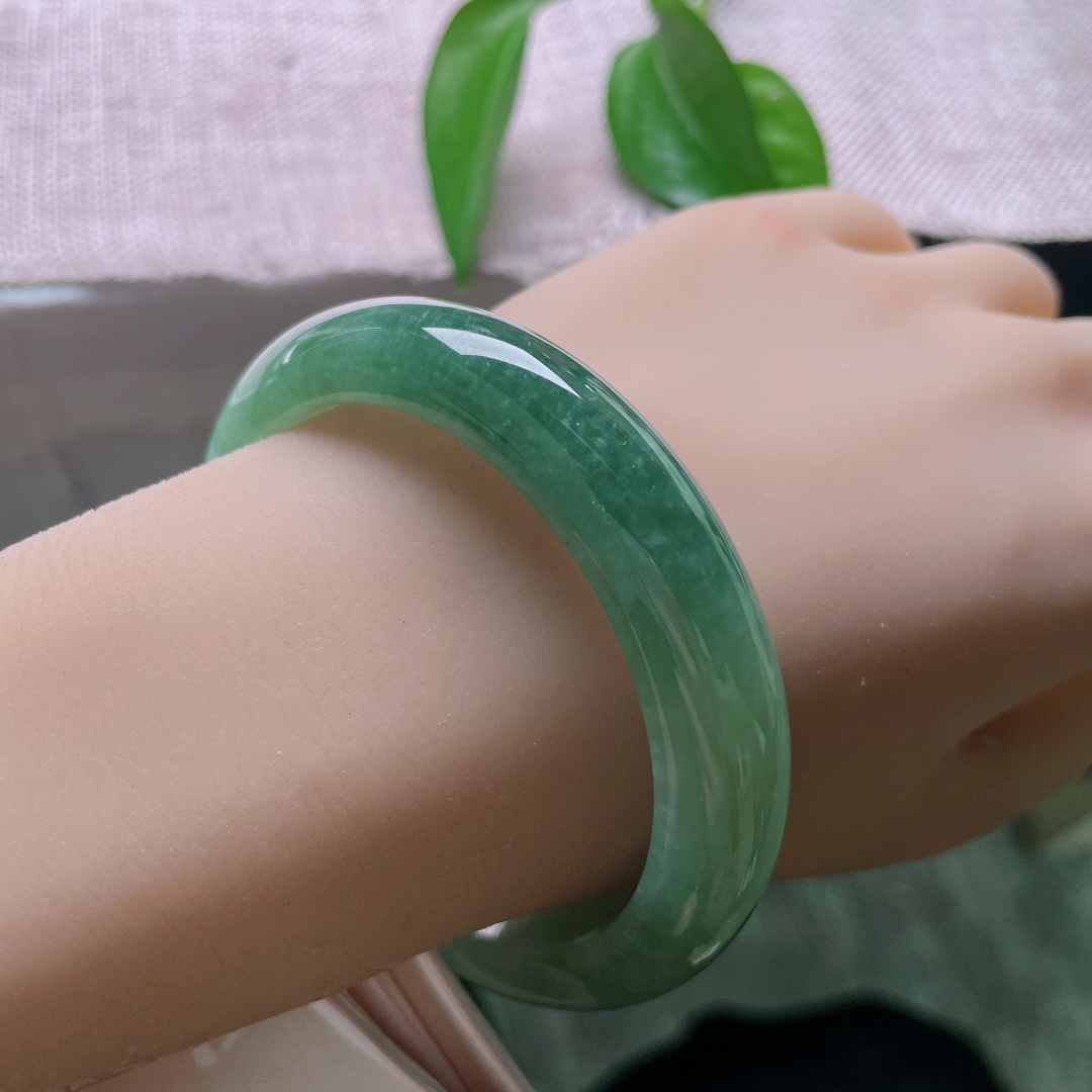油青正圈，无裂，满圈油润湖水绿平安镯，翠色由浅至深自然晕染，深浅层次柔和过渡，如同沉浸在一汪幽深碧湖之中。ss58257a