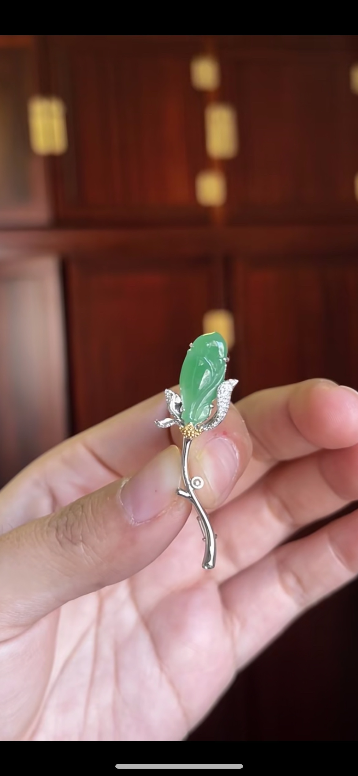 冰种蓝水玉兰花，冰清玉洁，做吊坠，胸针，发簪都可以哦参考图7.8.9，种水好，冰透无裂，尺寸37.3×10.2×3.6，代镶嵌