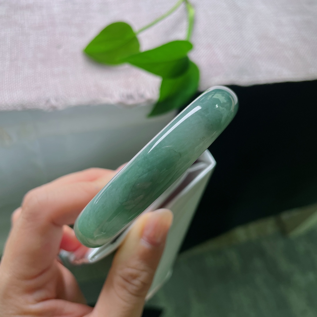 油青正圈，一点皮纹，半圈清润翠色晕染铺开，另一半过渡清透白底，色彩过渡自然柔和。ss58026a