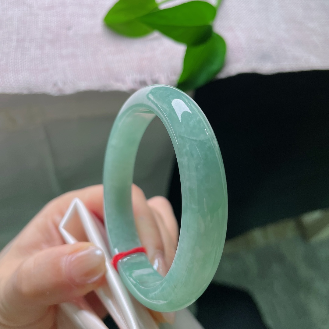 绿底正圈，色调清爽均匀，玉质细腻，满圈柔和绿意，自带山林清泉般的清新感，日常佩戴温婉耐看。ss57921a