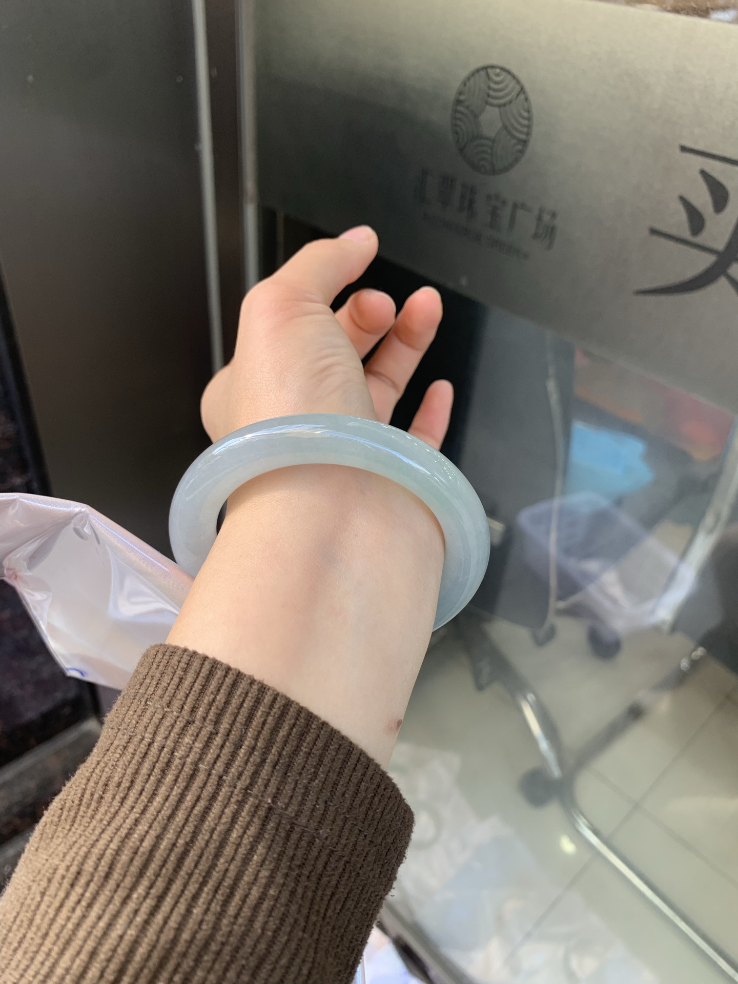 冰油圆条，打灯两处细纹，玉质冰润，油青底飘一小朵绿花，点睛之笔，彰显韵味