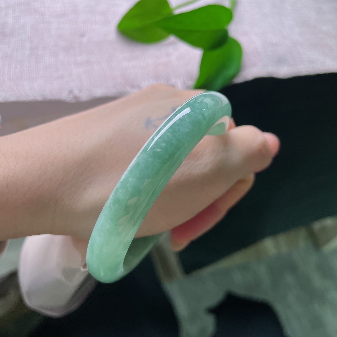 绿底正圈，皮纹，满圈绿意柔和饱满，玉质细腻色调清新温润，上手沉稳大方，ss57920a