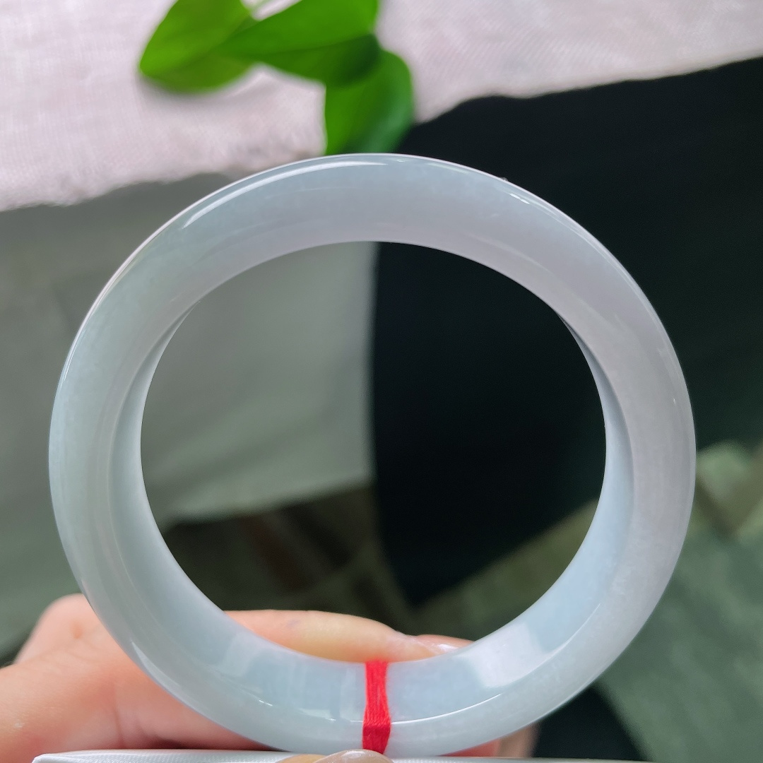 飘花正圈，一点晶体，淡底洒黄翡平安镯，底子清润素雅浅白柔润，一处暖褐黄翡落于镯身，点睛出彩。ss57