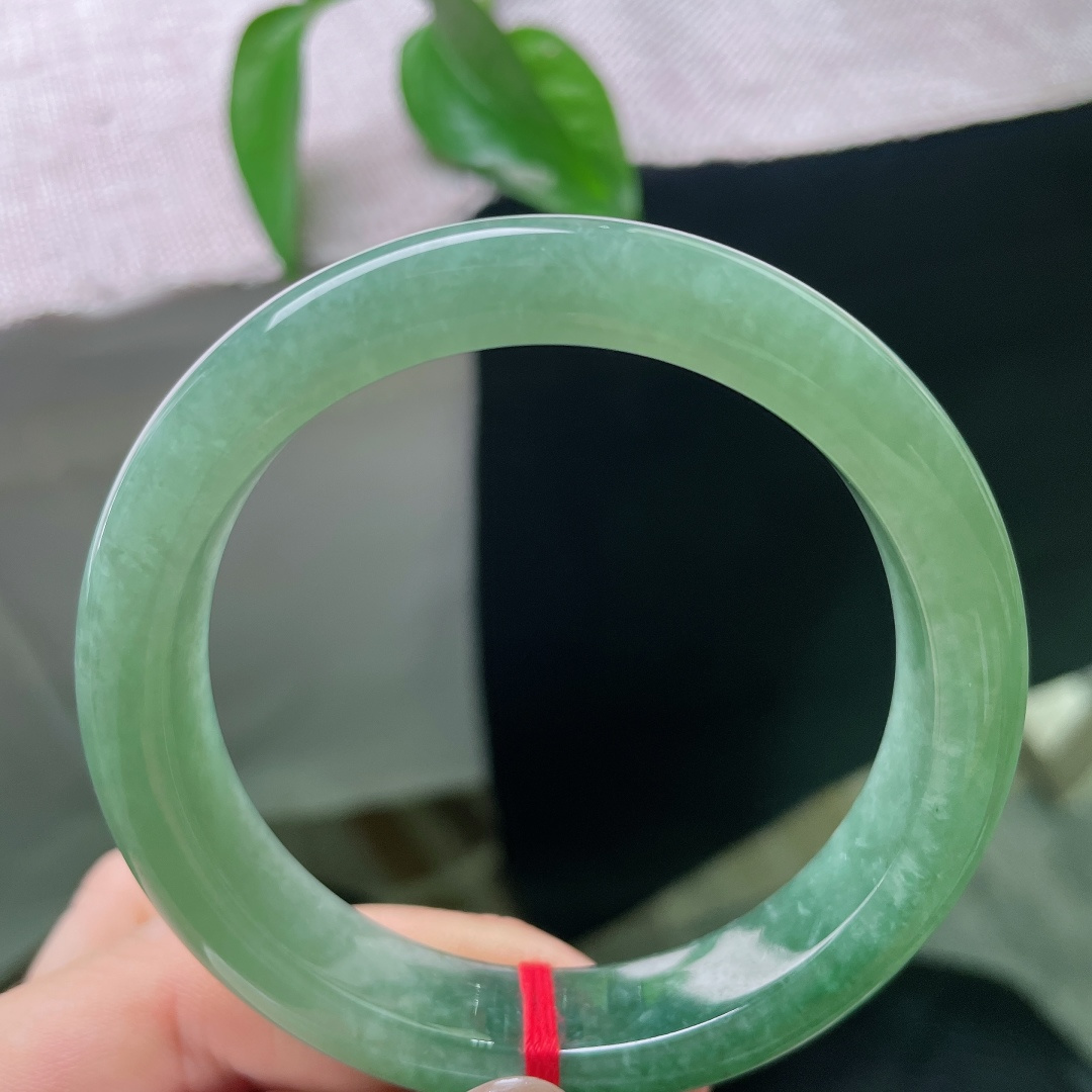 油青正圈，无裂，满圈油润湖水绿平安镯，翠色由浅至深自然晕染，深浅层次柔和过渡，如同沉浸在一汪幽深碧湖之中。ss58257a