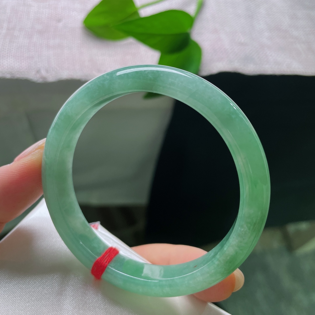 绿底正圈，皮纹，满圈浓郁绿调，玉色匀净温润，绿意沉静内敛，复古感满满，上手沉稳显气质。ss57923a