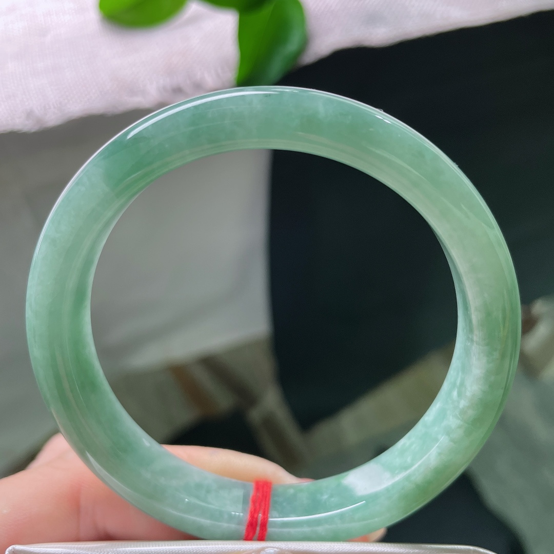 绿底正圈，皮纹，满圈绿意柔和饱满，玉质细腻色调清新温润，上手沉稳大方，ss57920a