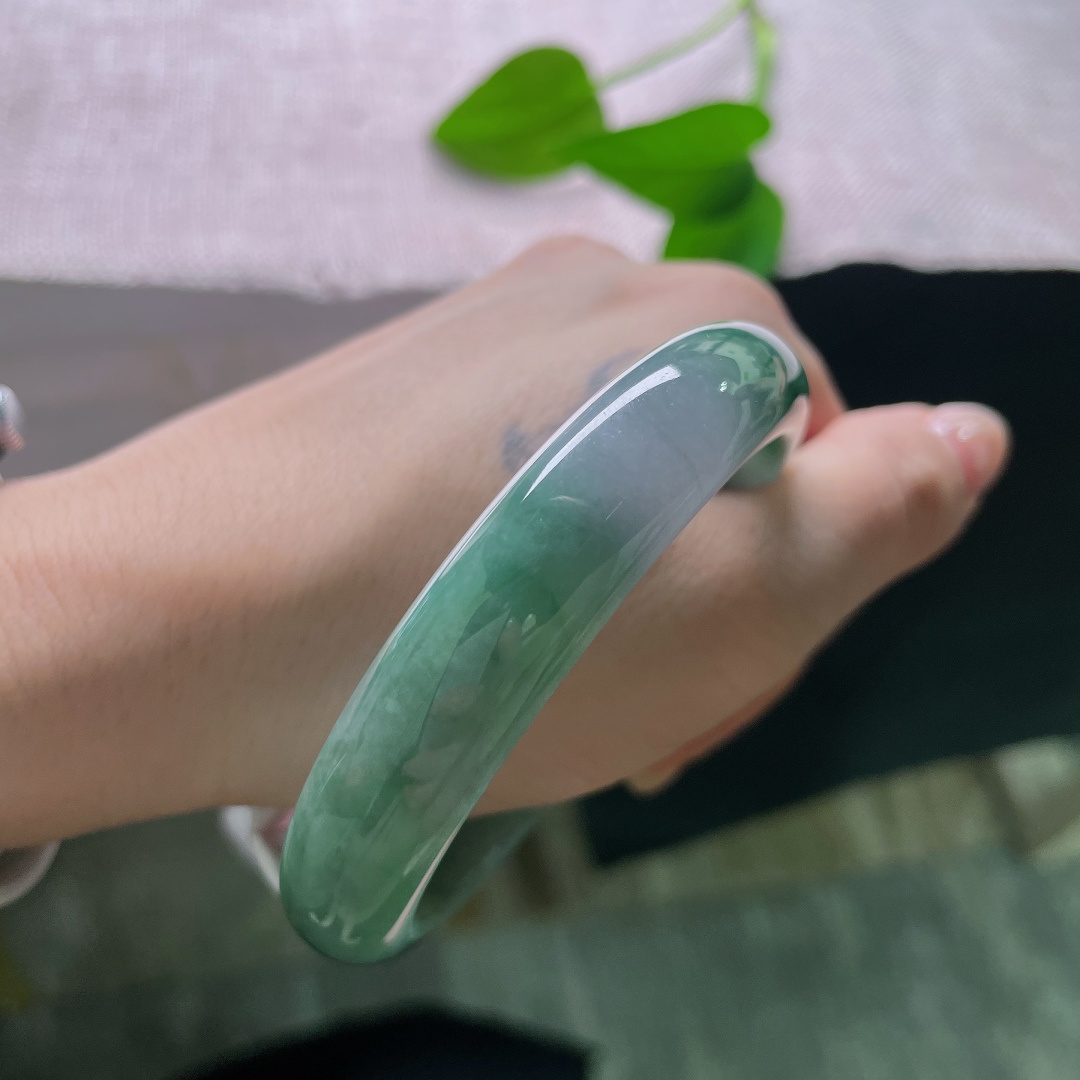 油青正圈，一点皮纹，半圈清润翠色晕染铺开，另一半过渡清透白底，色彩过渡自然柔和。ss58026a