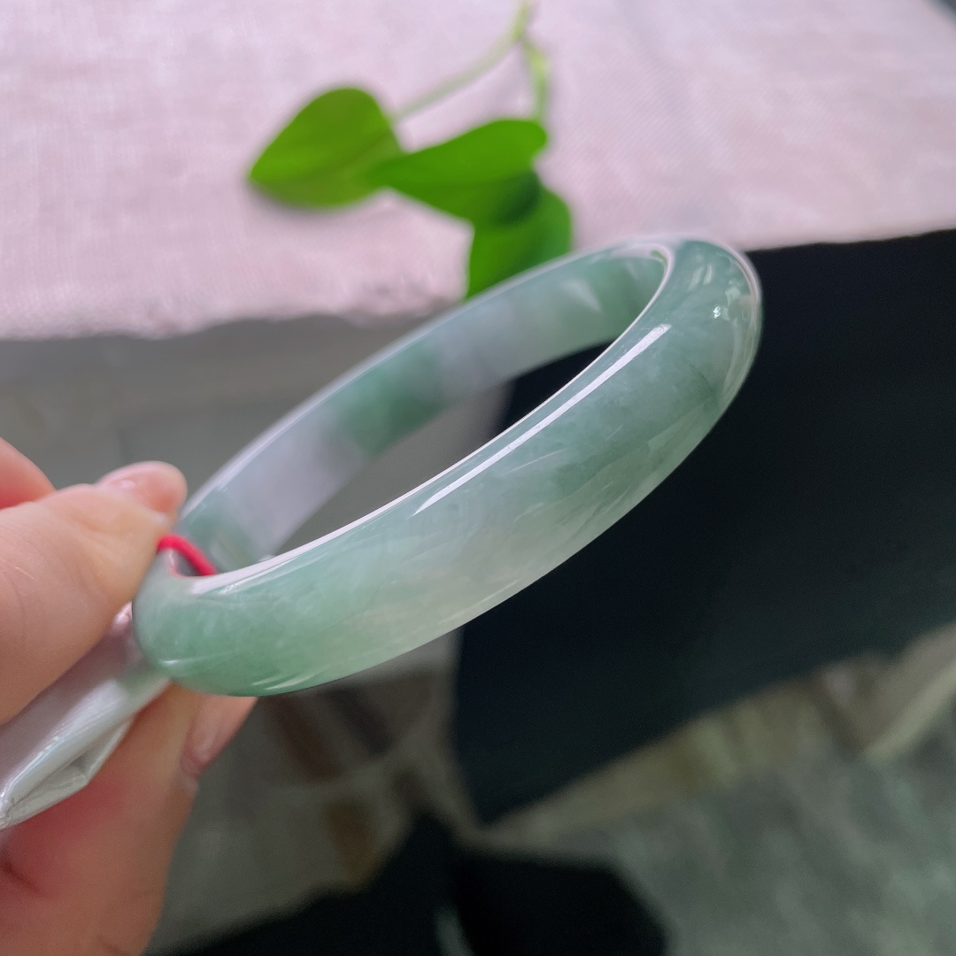 油青正圈，晶体，种水通透水灵，镯身带着清爽冰感，玉质细腻，水光流转，通透感十足。ss58023a