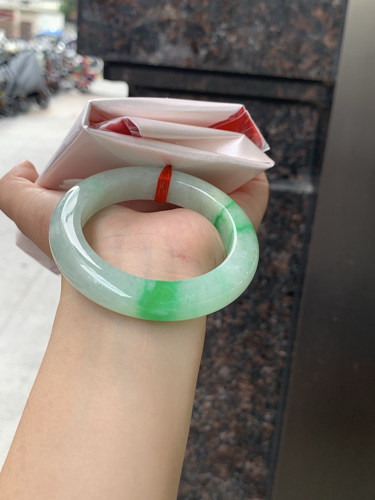 飘阳绿正圈, 打灯细纹，飘阳绿花，鲜艳得像新冒头的嫩芽，灵动清新，即柔和又充满生机。
