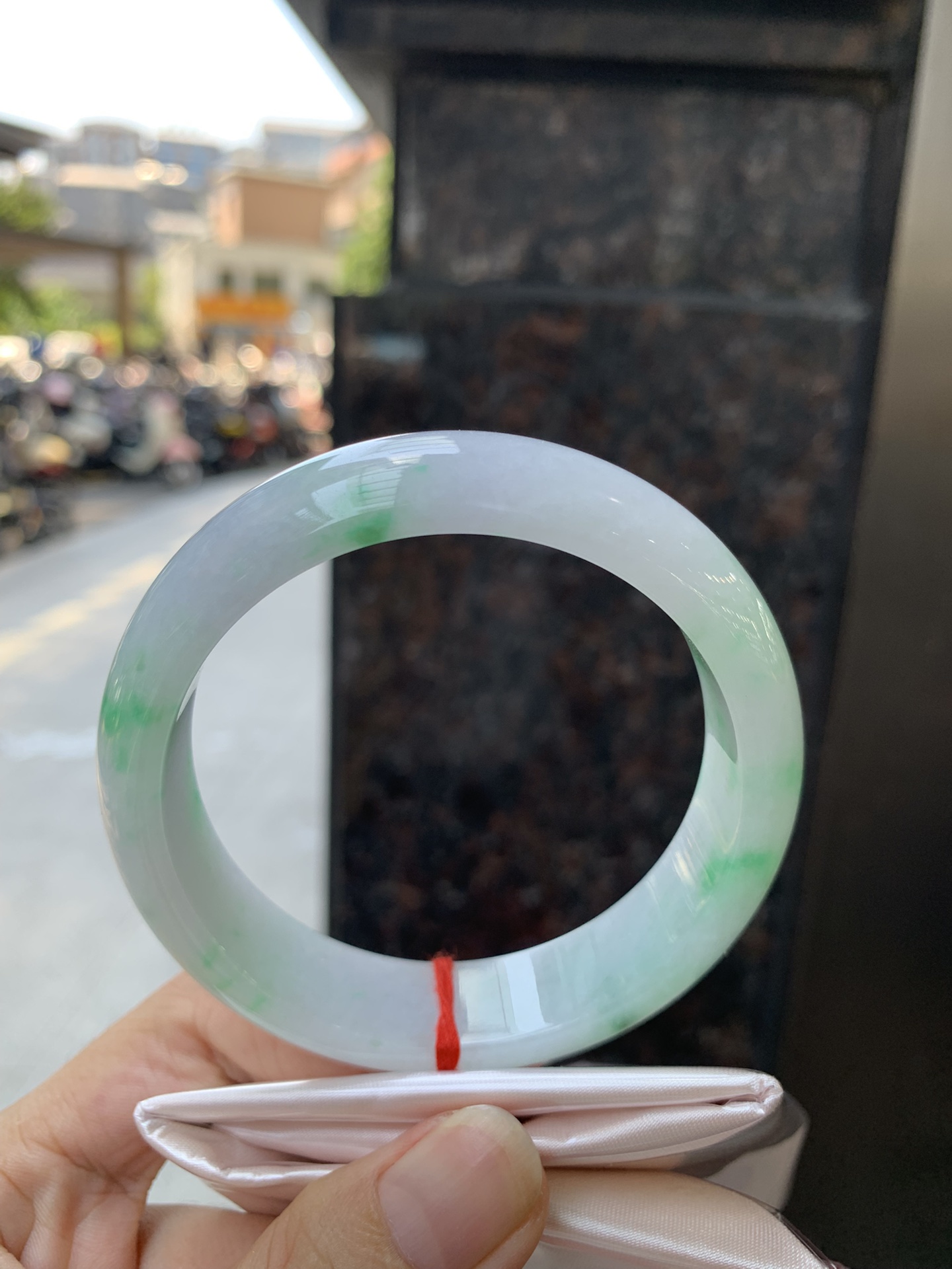 白底青/阳绿宽版正圈,0726-X790-3,无裂，底妆白净水润，阳绿花点缀，镯色生香，腕间之美，水润中透着灵气，仙气缭绕，温婉可人，举手投足间皆是美好