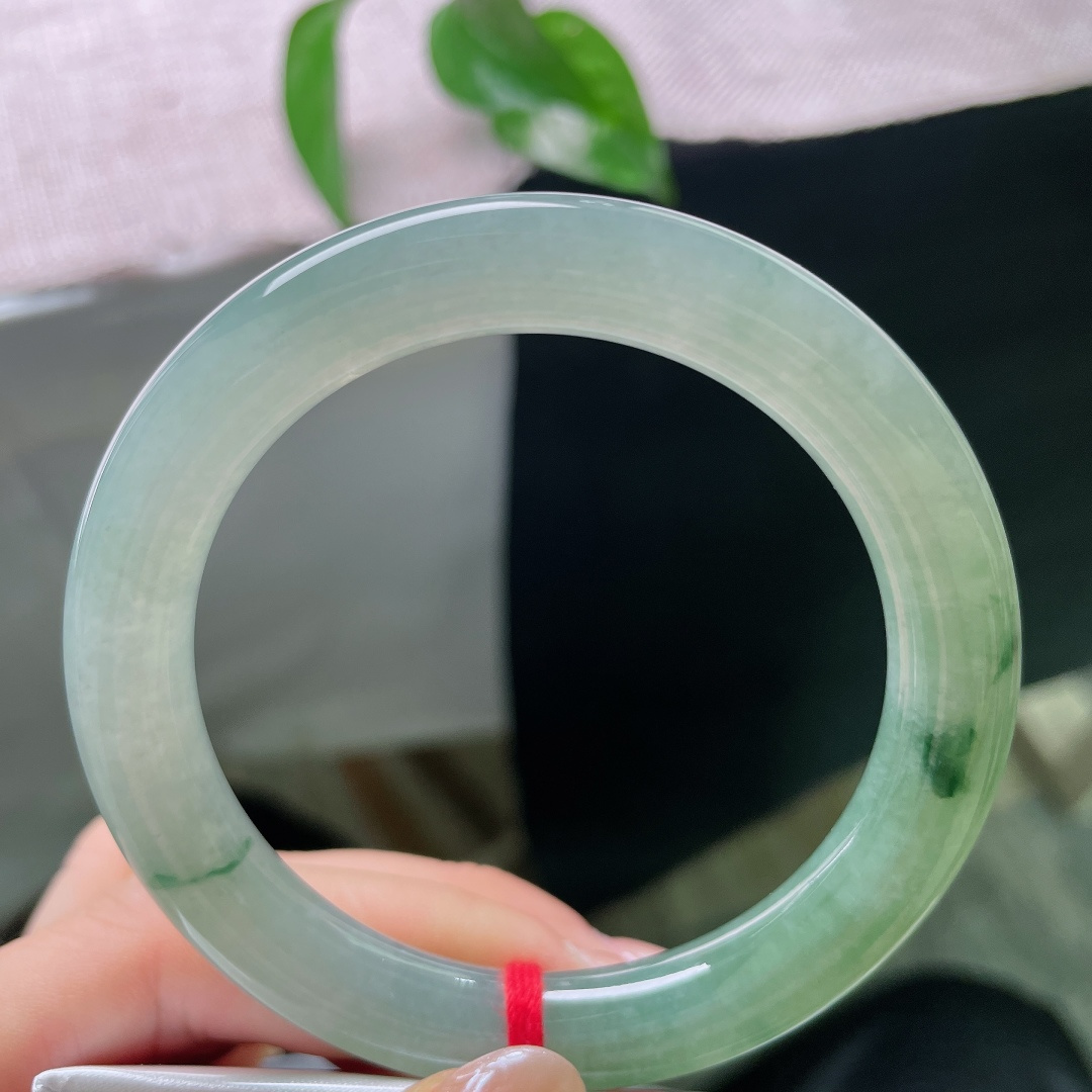 55.3/10，飘花圆条，无裂，种质冰润清透，如水般澄澈，玉质自带幽幽水光，腕间仿佛盛下一汪静谧幽潭，清冷氛围感十足。ss58216a