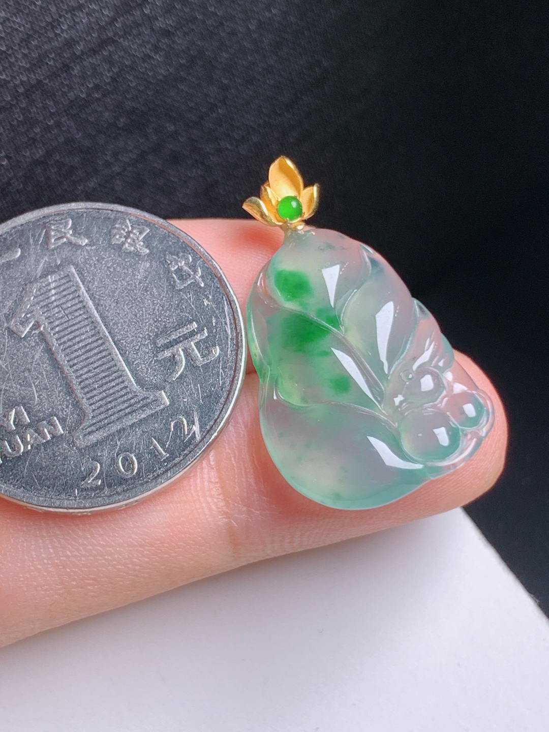 冰飘绿九尾狐吊坠，种老起光，翠色鲜活，大业有成，裸石22.6-16.2-4.528.9，530901