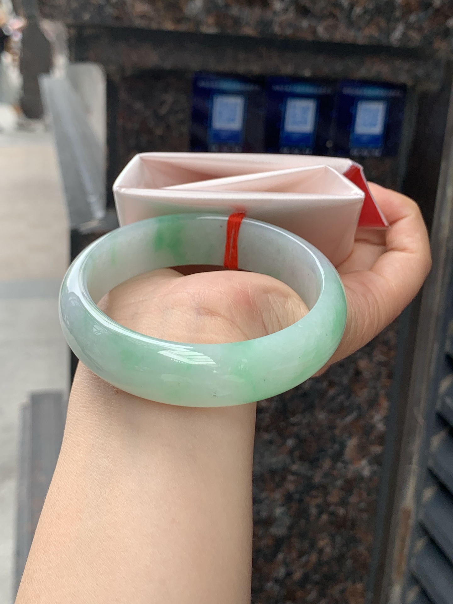 飘绿宽版正圈,打灯细纹，有矿点，底子干净细腻，宽版大圈口