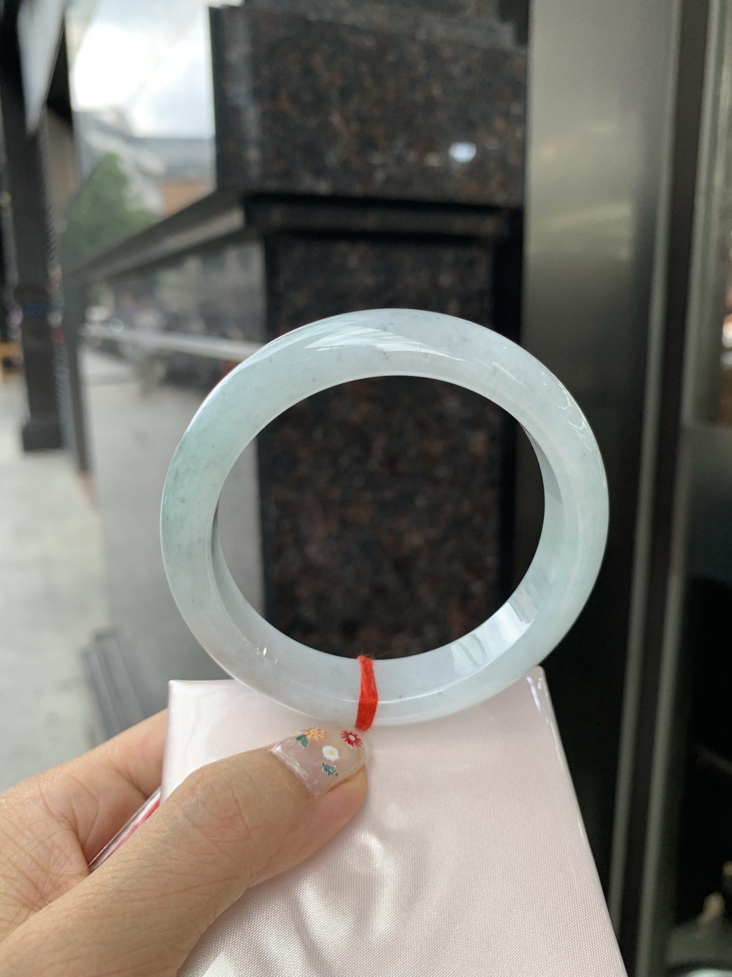 淡果绿乌鸡正圈, 打灯棉线，底妆水润细腻，淡淡果绿为底，乌鸡花为韵，晕染出独一份的诗意浪漫。