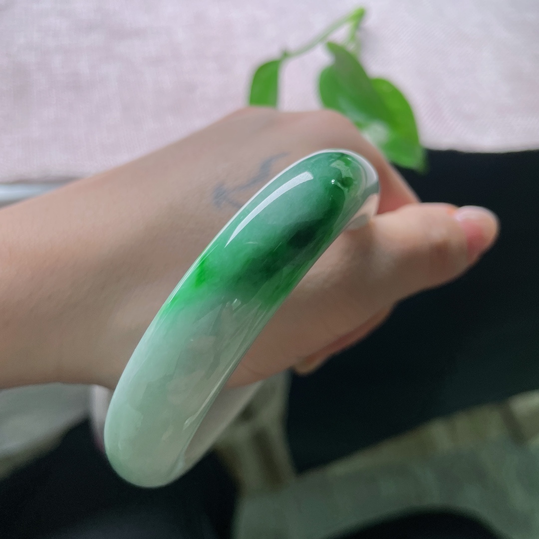 57.2/13.9/9.3，飘绿正圈，横纹，素白玉底之上，浓艳辣绿肆意流淌，翠色浓郁饱和度高，明艳张扬又不失端庄。ss57984a