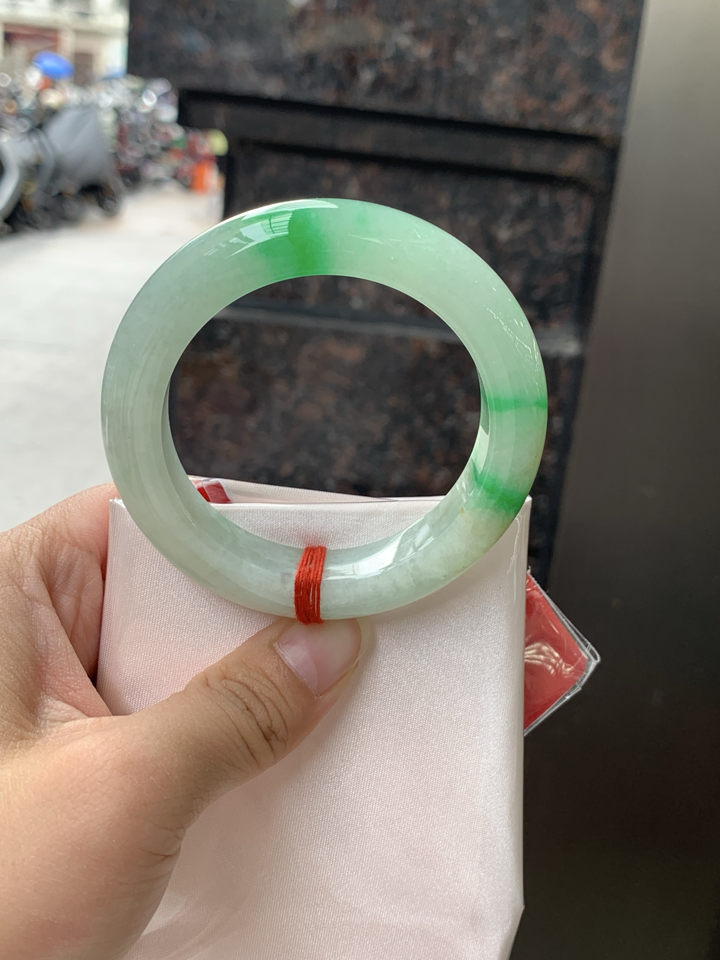 飘阳绿正圈, 打灯细纹，飘阳绿花，鲜艳得像新冒头的嫩芽，灵动清新，即柔和又充满生机。