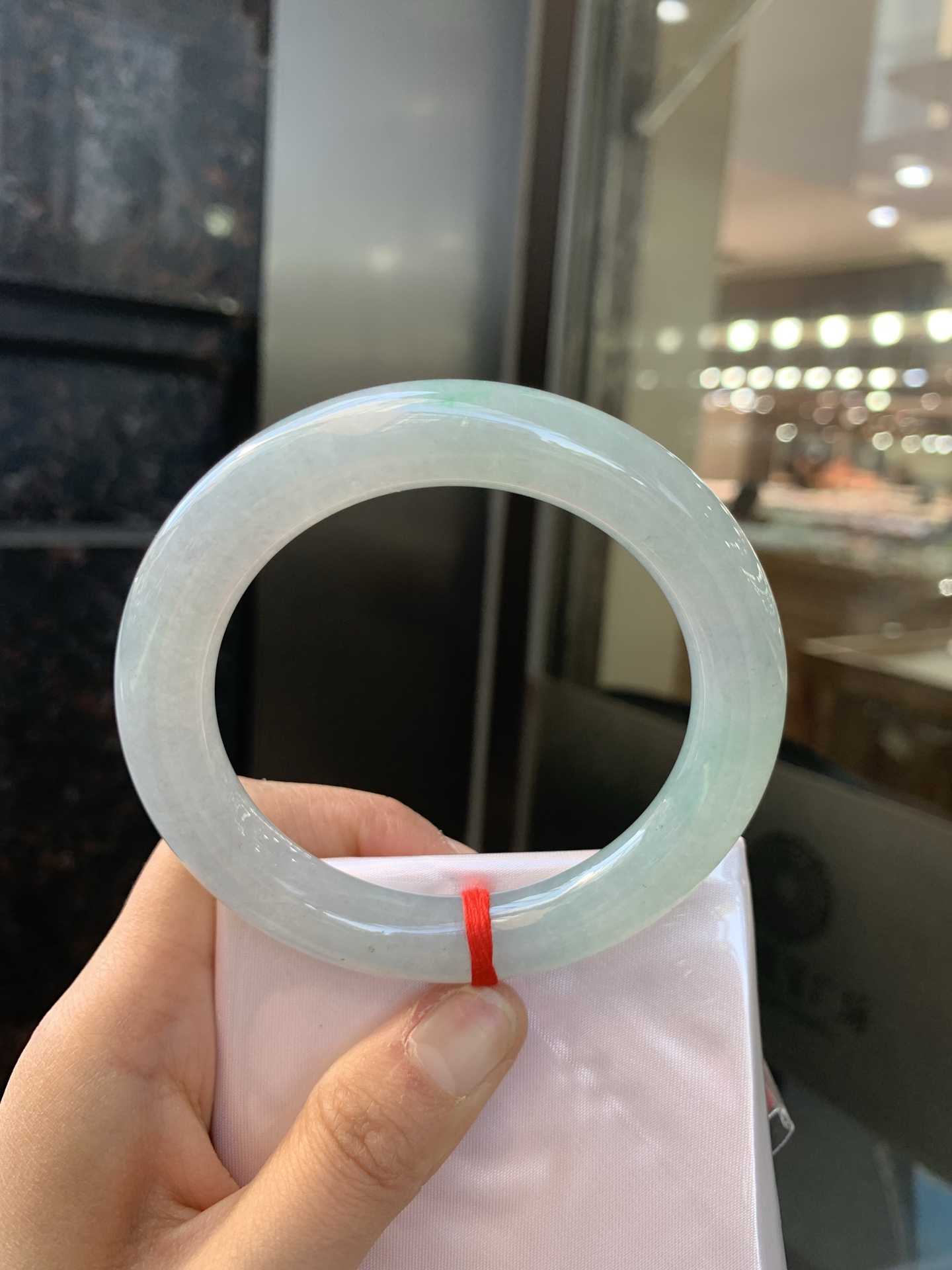 冰油圆条，打灯两处细纹，玉质冰润，油青底飘一小朵绿花，点睛之笔，彰显韵味