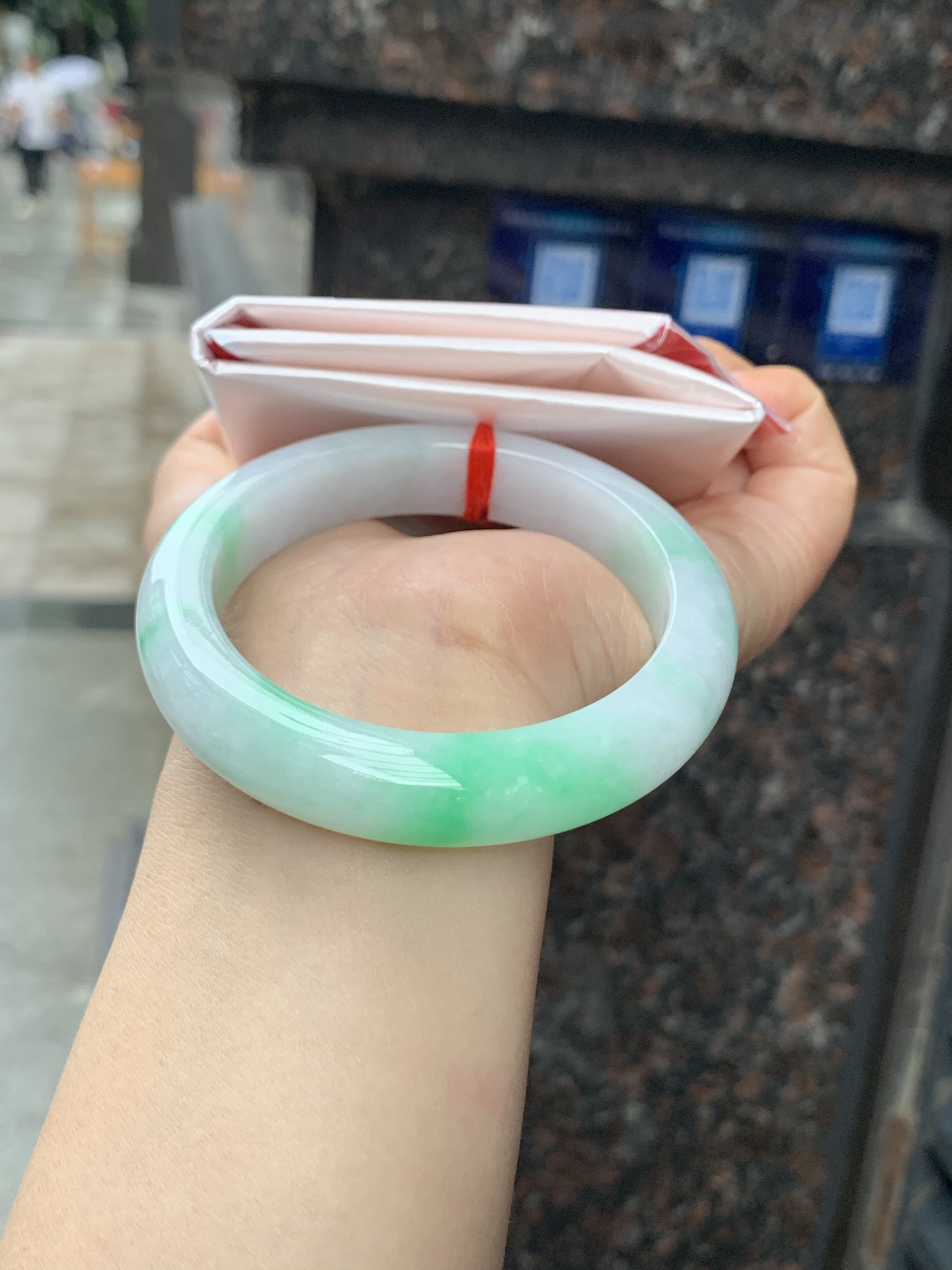 白底青正圈, 0423-N521, 无裂，底妆细腻，阳绿花点缀腕间风华，干净纯净的底色上，一抹翠色肆意流淌，宛如春日里的繁华盛景