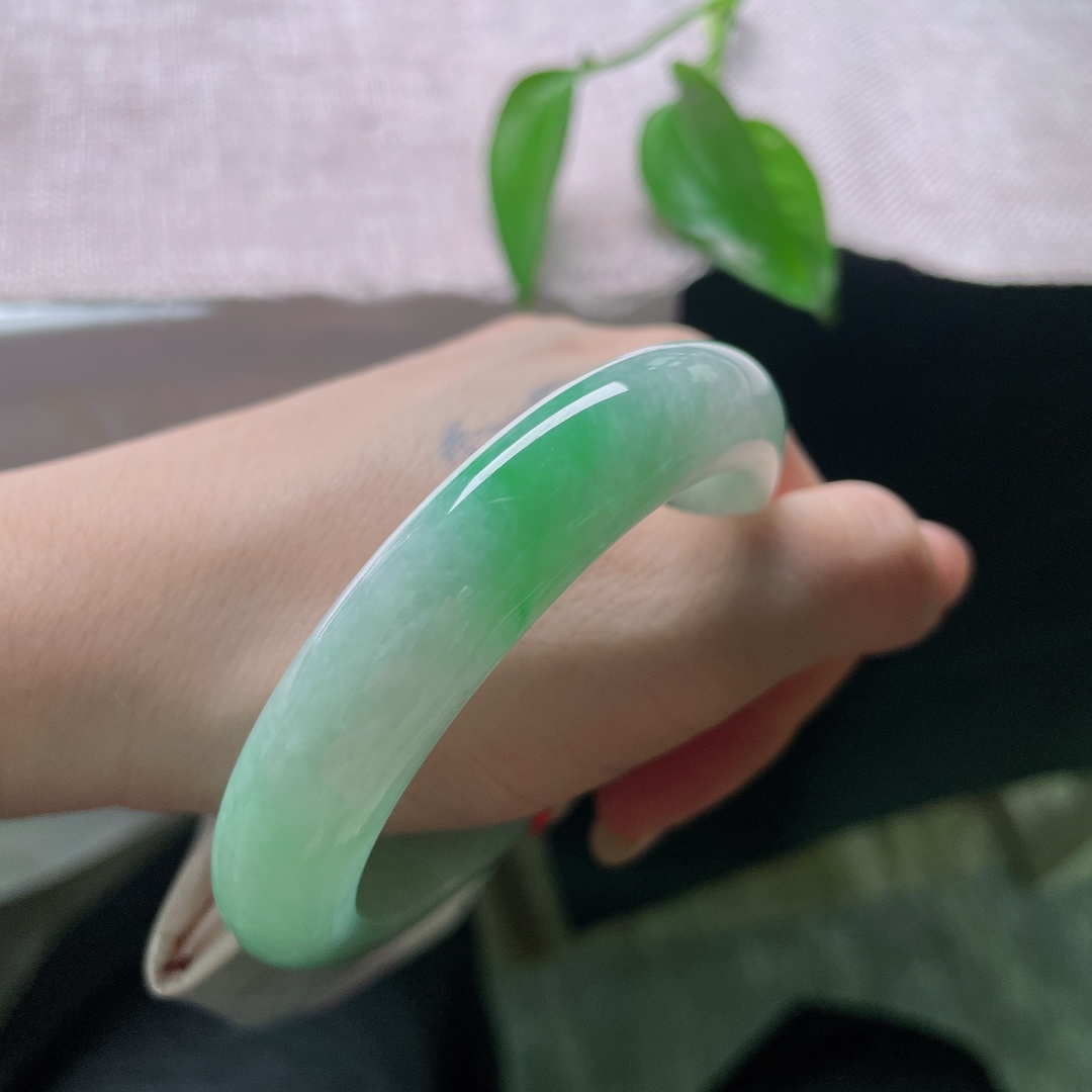 56.2/12.6/9.3，飘绿正圈，无裂，它的美在于层次与反差，大片浅青带来沉静安宁，一抹飘翠赋予灵动生气，举手抬腕之间，隐隐流露不刻意的精致氛围感。ss57970a
