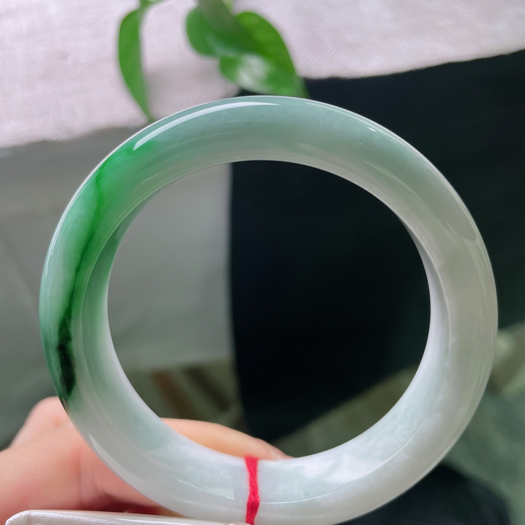 57.2/13.9/9.3，飘绿正圈，横纹，素白玉底之上，浓艳辣绿肆意流淌，翠色浓郁饱和度高，明艳张扬又不失端庄。ss57984a