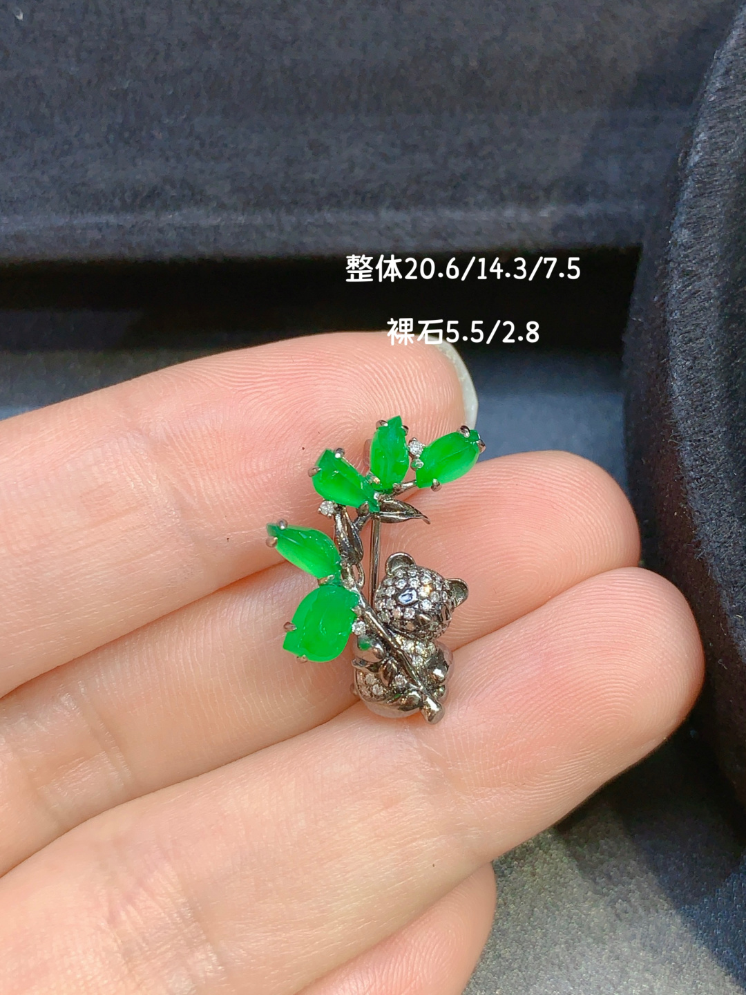 熊猫抱竹翡翠胸针｜一抹正阳绿，藏住平安顺遂的美好寓意，20.6-14.3-7.5