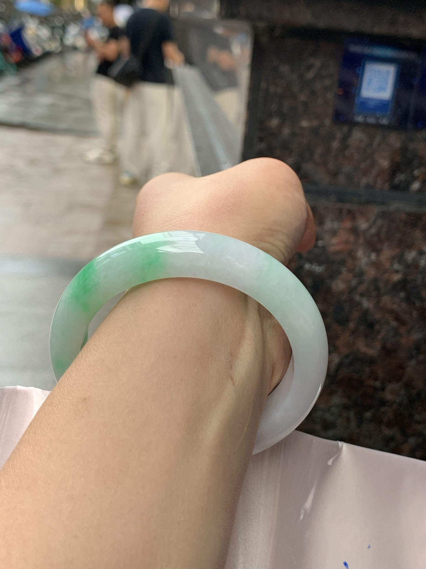 白底青正圈, 0423-N521, 无裂，底妆细腻，阳绿花点缀腕间风华，干净纯净的底色上，一抹翠色肆意流淌，宛如春日里的繁华盛景