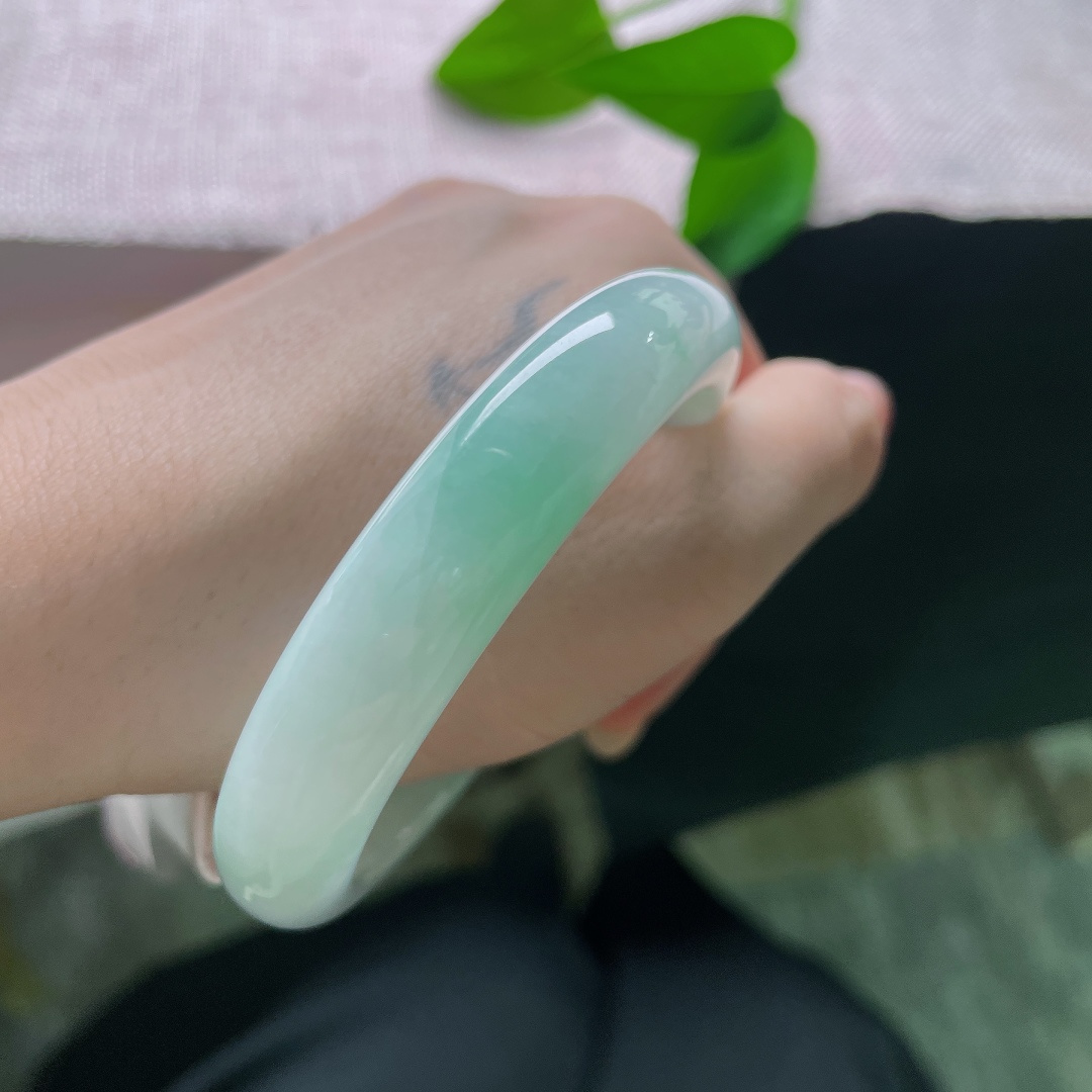 绿底正圈，皮纹，玉质通透细腻，干净素雅，清浅柔和的色调，衬得手腕清爽雅致，简约百搭。ss57966a