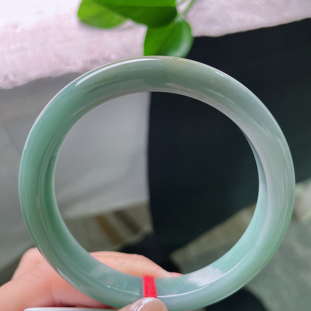 蓝底正圈，一点皮纹，冰油青正圈平安镯，镯身是沉静温润的油调湖青色，色调内敛柔和，质感。ss57905