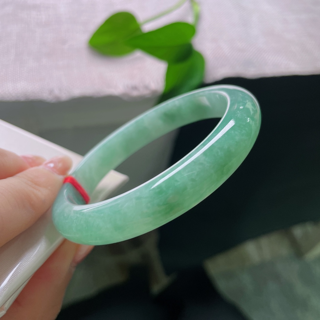 绿底正圈，皮纹，满圈浓郁绿调，玉色匀净温润，绿意沉静内敛，复古感满满，上手沉稳显气质。ss57923a