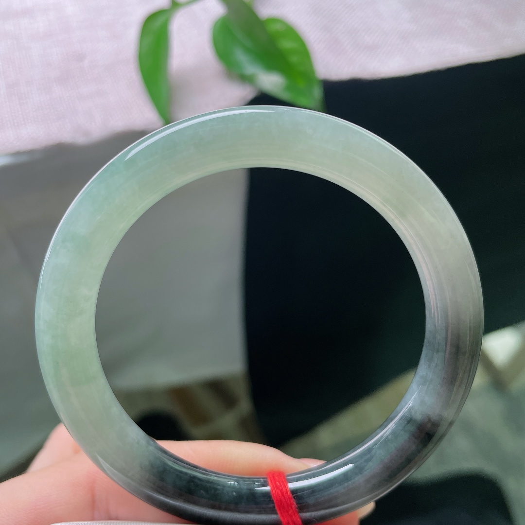 56.5/9.6，乌鸡圆条，一点皮纹，天然水墨意境浑然天成，墨韵在玉骨间缓缓流淌，不刻意雕琢，尽是大自然落笔的山河诗意。ss58012a