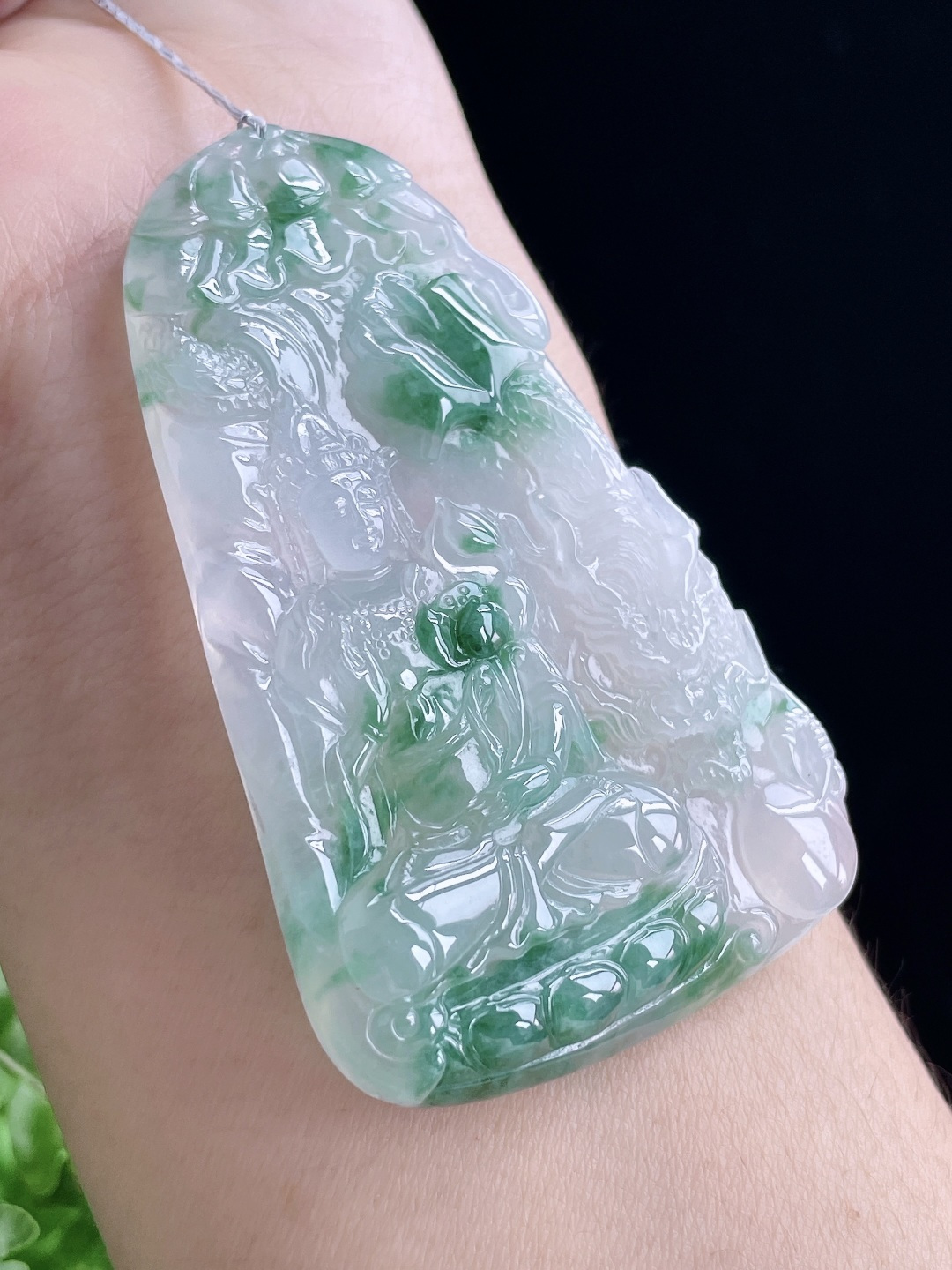 糯冰飘绿花御龙大势至观音牌吊坠,说明:缅甸 无裂 性比高 持莲观音 飘花 厚装,尺寸:65.2-42