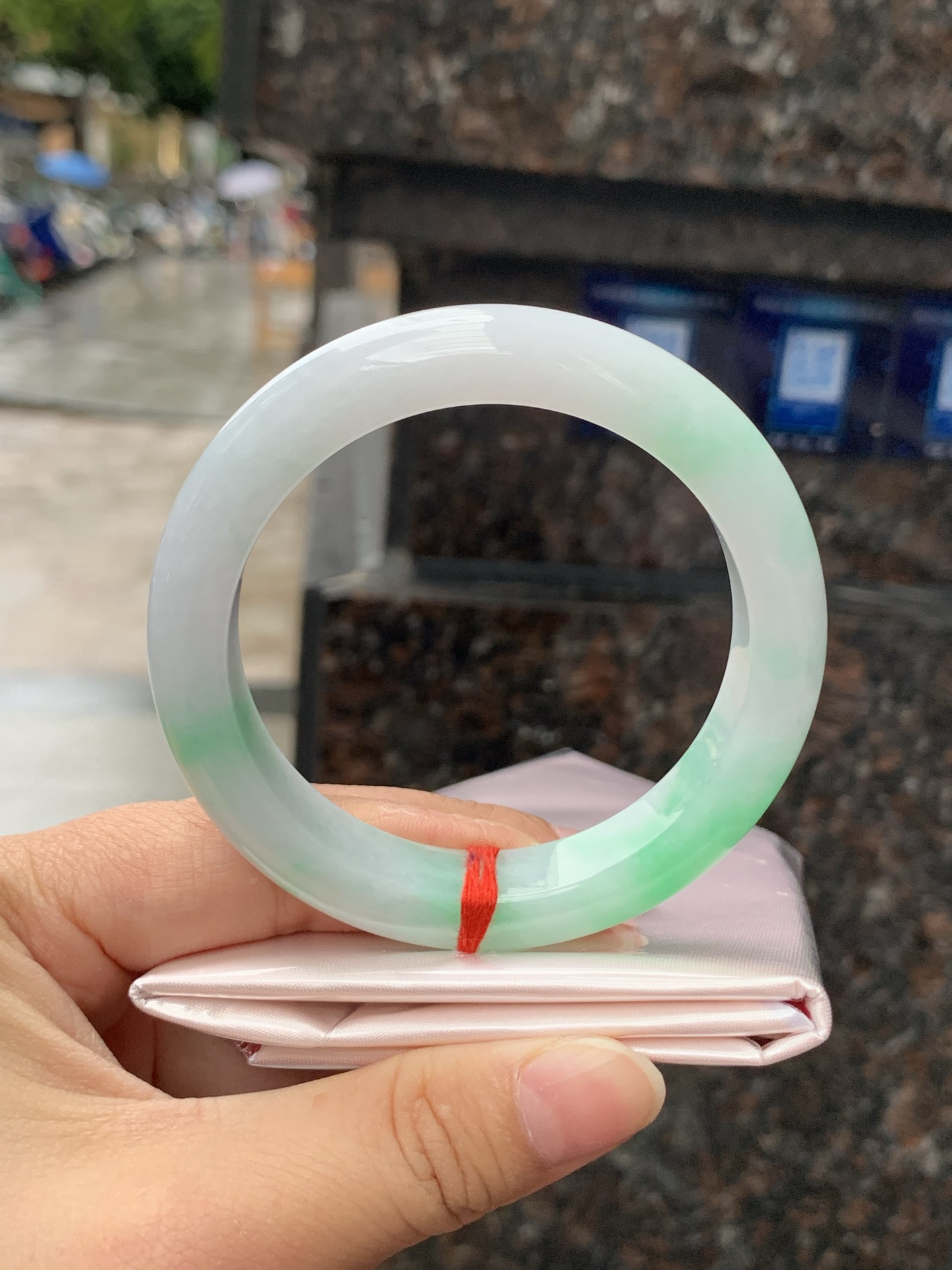 白底青正圈, 0423-N521, 无裂，底妆细腻，阳绿花点缀腕间风华，干净纯净的底色上，一抹翠色肆意流淌，宛如春日里的繁华盛景