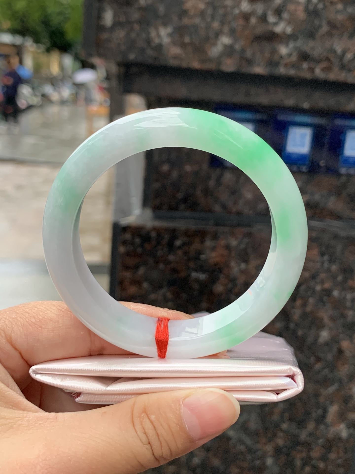 白底青正圈, 0423-N521, 无裂，底妆细腻，阳绿花点缀腕间风华，干净纯净的底色上，一抹翠色肆意流淌，宛如春日里的繁华盛景