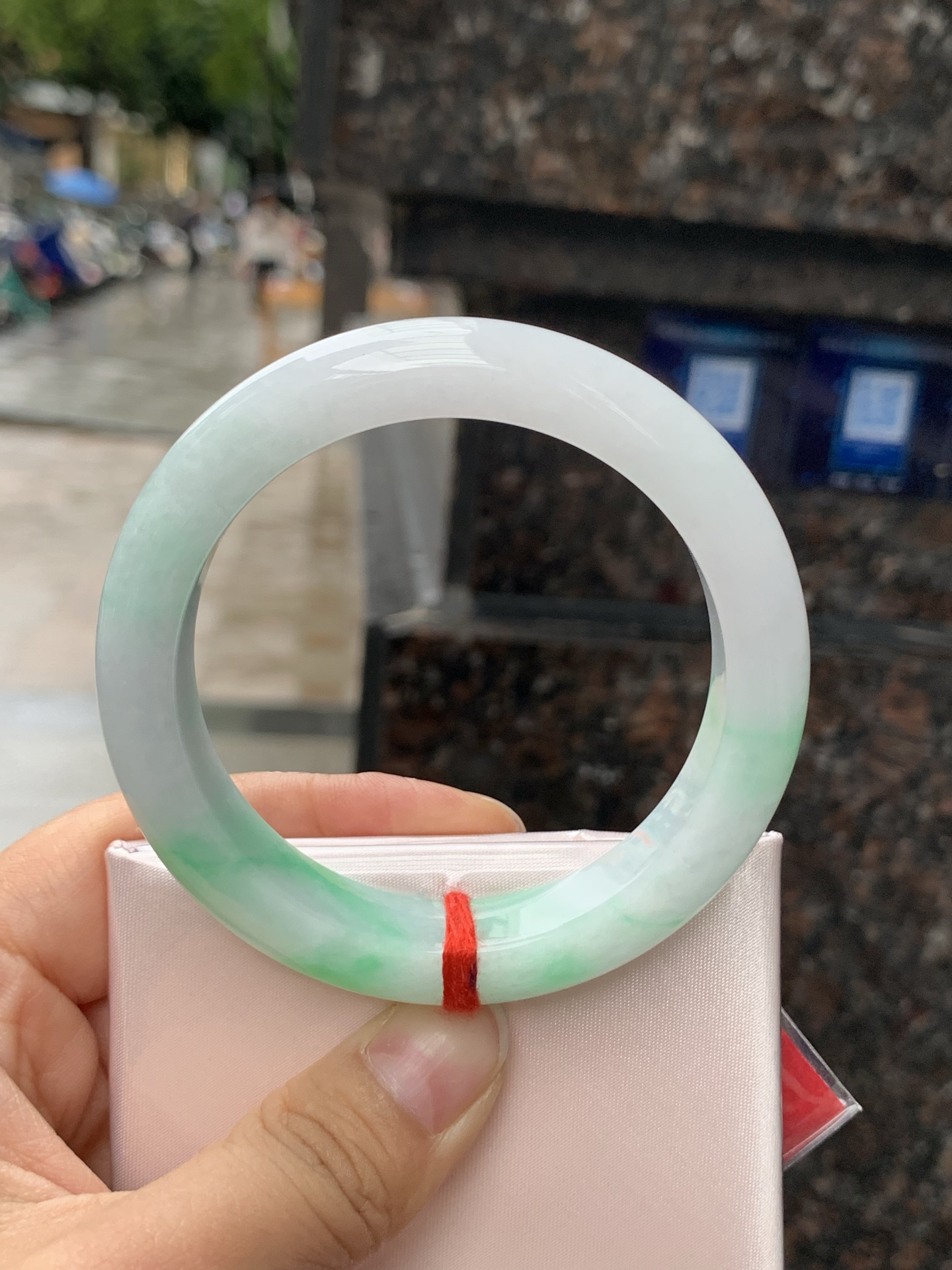 白底青正圈, 0423-N521, 无裂，底妆细腻，阳绿花点缀腕间风华，干净纯净的底色上，一抹翠色肆意流淌，宛如春日里的繁华盛景
