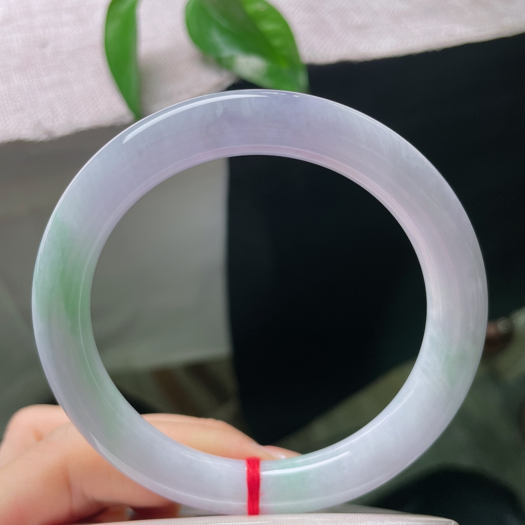 春彩圆条，内纹，温柔的淡紫缀着几缕青翠，不张扬却自带气韵，温润的镯身似是敛尽了人间柔和，ss57a